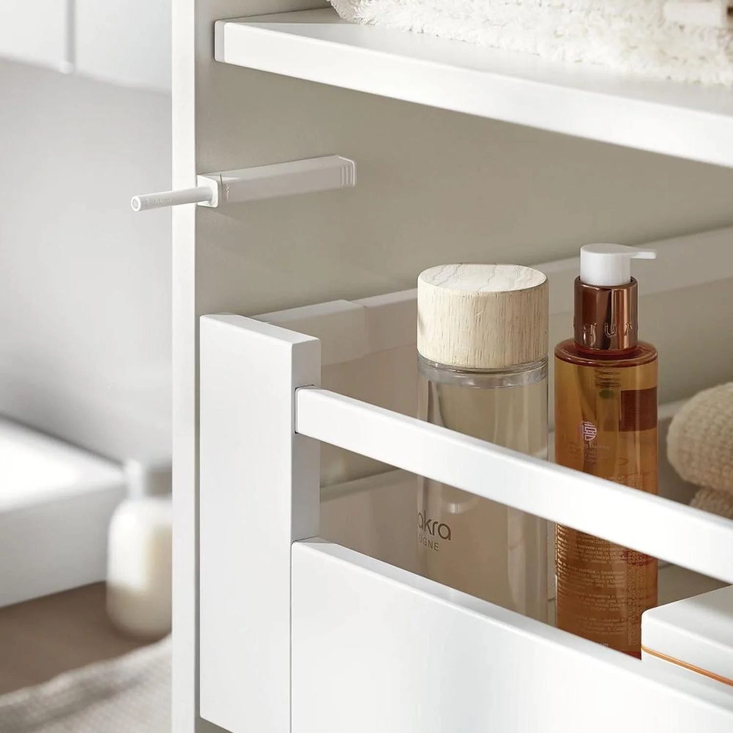 Blum 956A1004.SW Magnetic Push To Open Tip-On Set & Mounting Plate (White/Large Doors) - Image 3